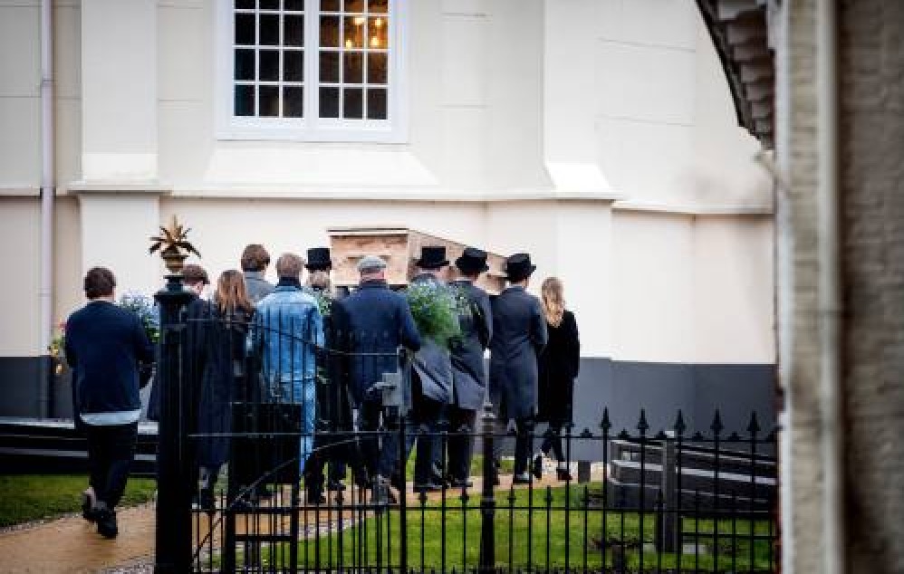 Aart Staartjes in besloten kring begraven