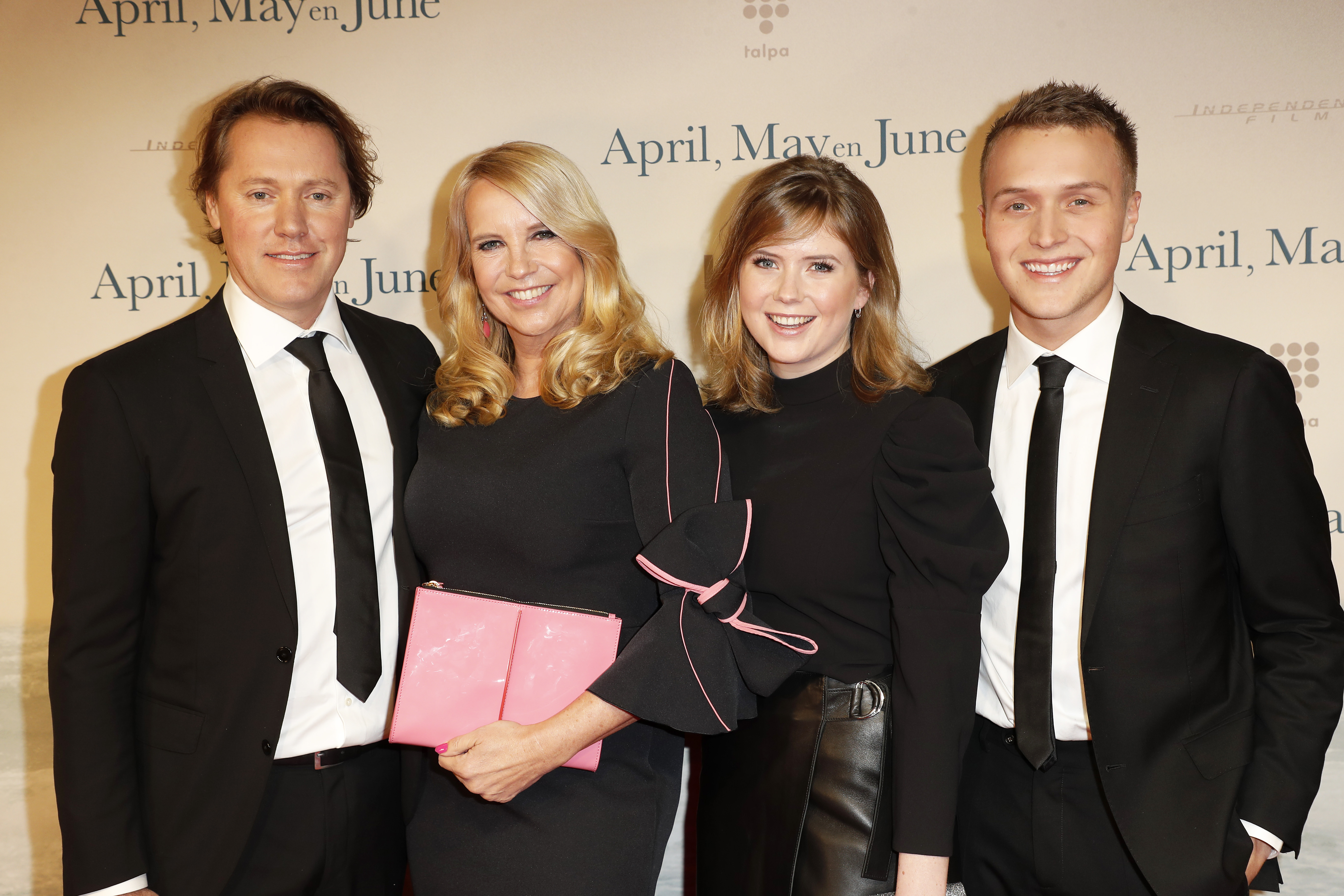 Linda de Mol met partner Jeroen Rietbergen en zoon Julian en dochter Noa Beeld: Reni van Maren