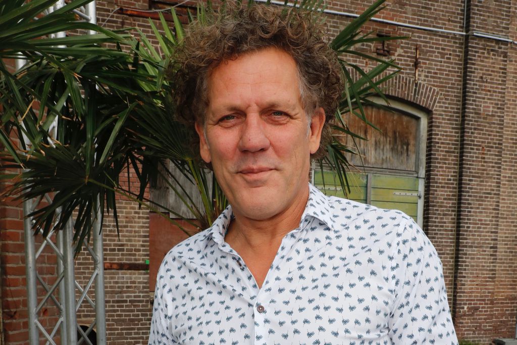 ZIEN: Kees van der Spek schopt oplichter keihard onderuit