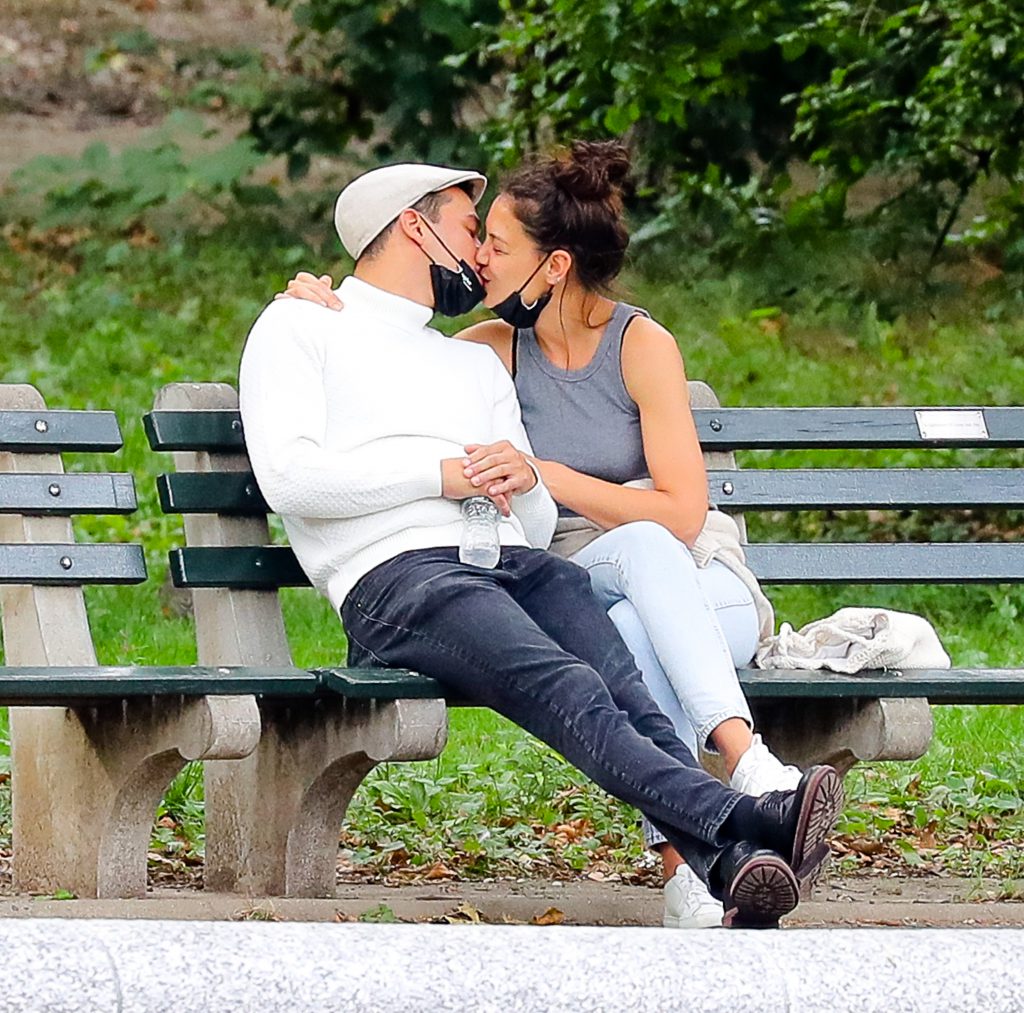 Exclusive: No Web Until Friday, September 18th 5:15pm Pst Premium Exclusive Katie Holmes And Emilio Vitolo Jr Are Seen Kissing While Sitting On A Bench In Central Park In Nyc