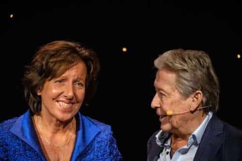 Hans Kazan Ontvangt Internationale Prijs Voor Goochelkunsten