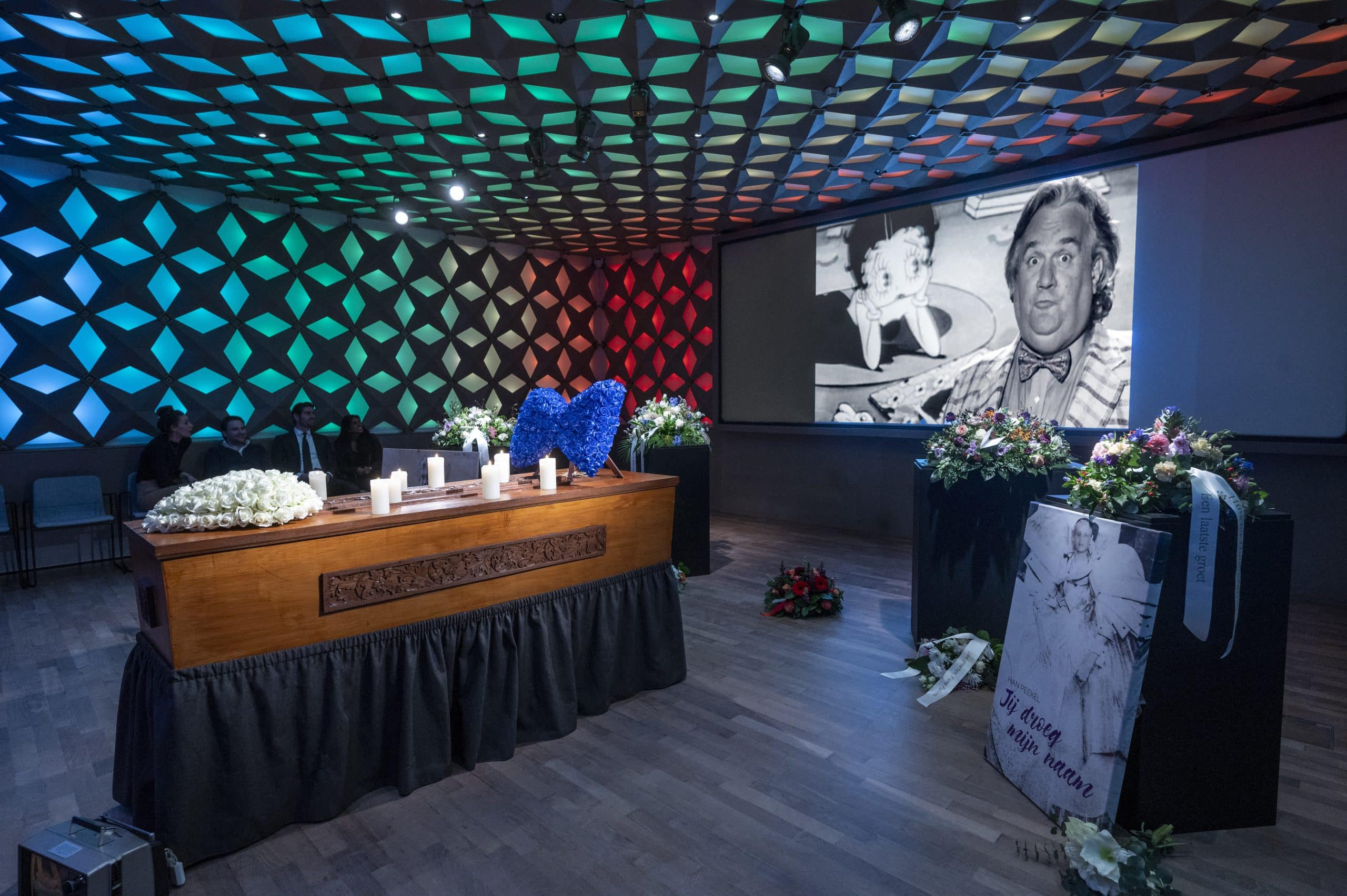 Publiek Neemt Afscheid Van Han Peekel