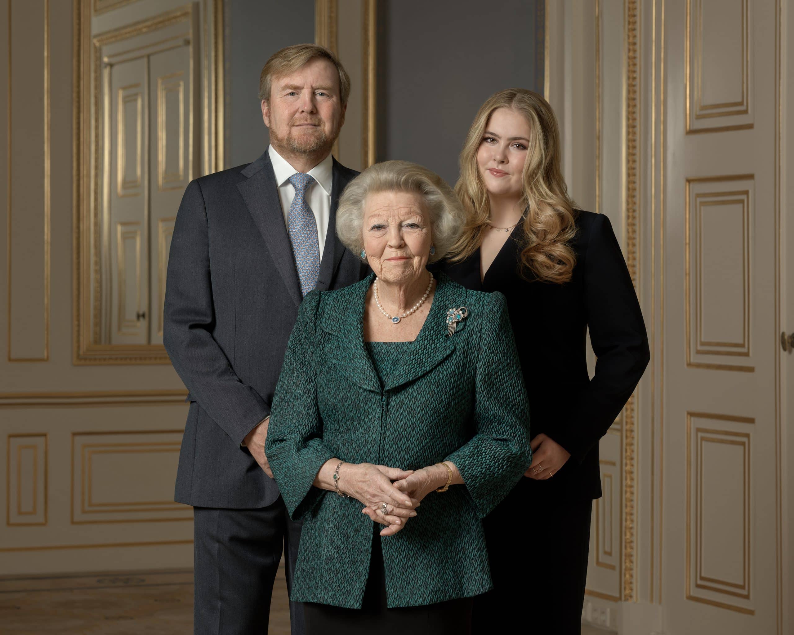 Driegeneratieportret Koning Willem Alexander Prinses Beatrix En Prinses Van Oranje 01