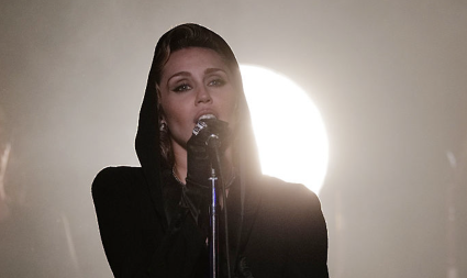 Miley Cyrus Knie Infectie