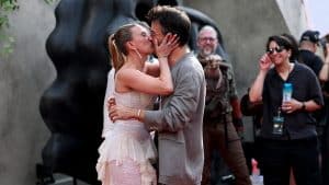 scarlett johansson kisses jonathan bailey