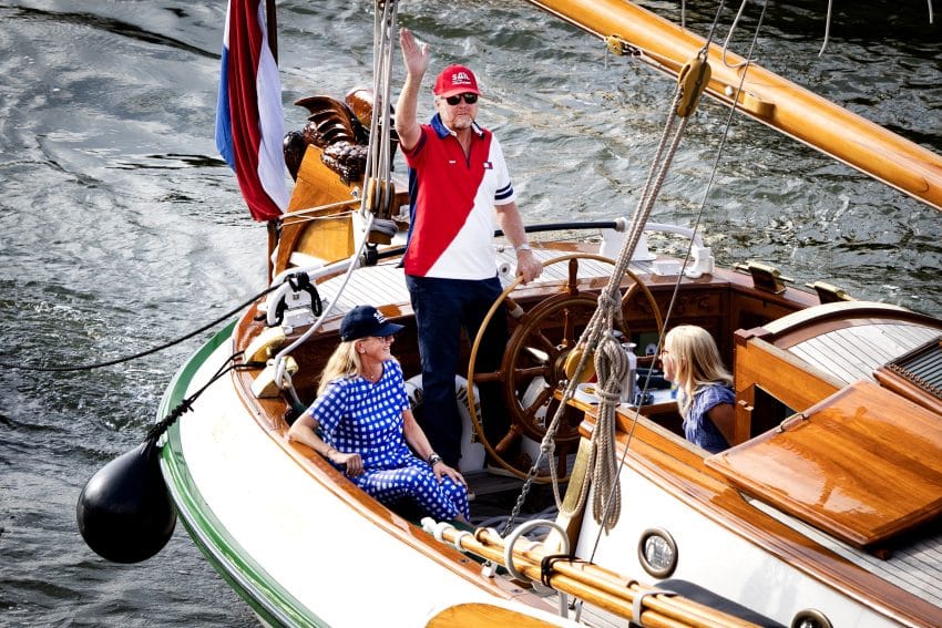 Koning Willem-Alexander, prinses Mabel en gravin Luana op de Groene Draeck tijdens Sail2025