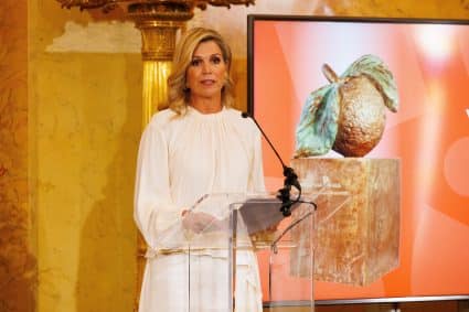 Koningin Maxima Reikt De Appeltjes Van Oranje Uit