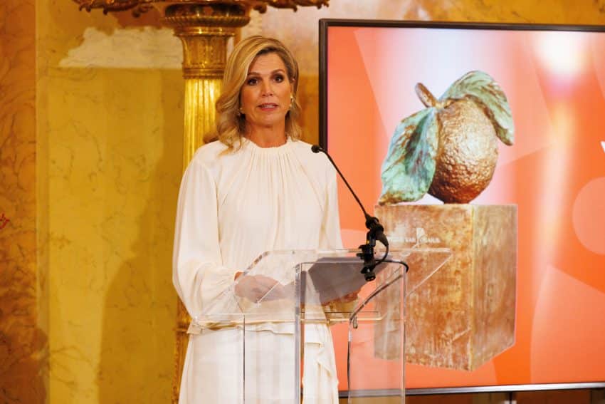 Koningin Maxima Reikt De Appeltjes Van Oranje Uit