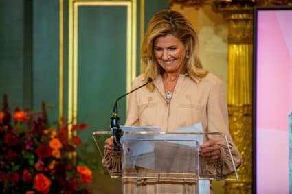 Koningin Máxima Reikt De Appeltjes Van Oranje Uit
