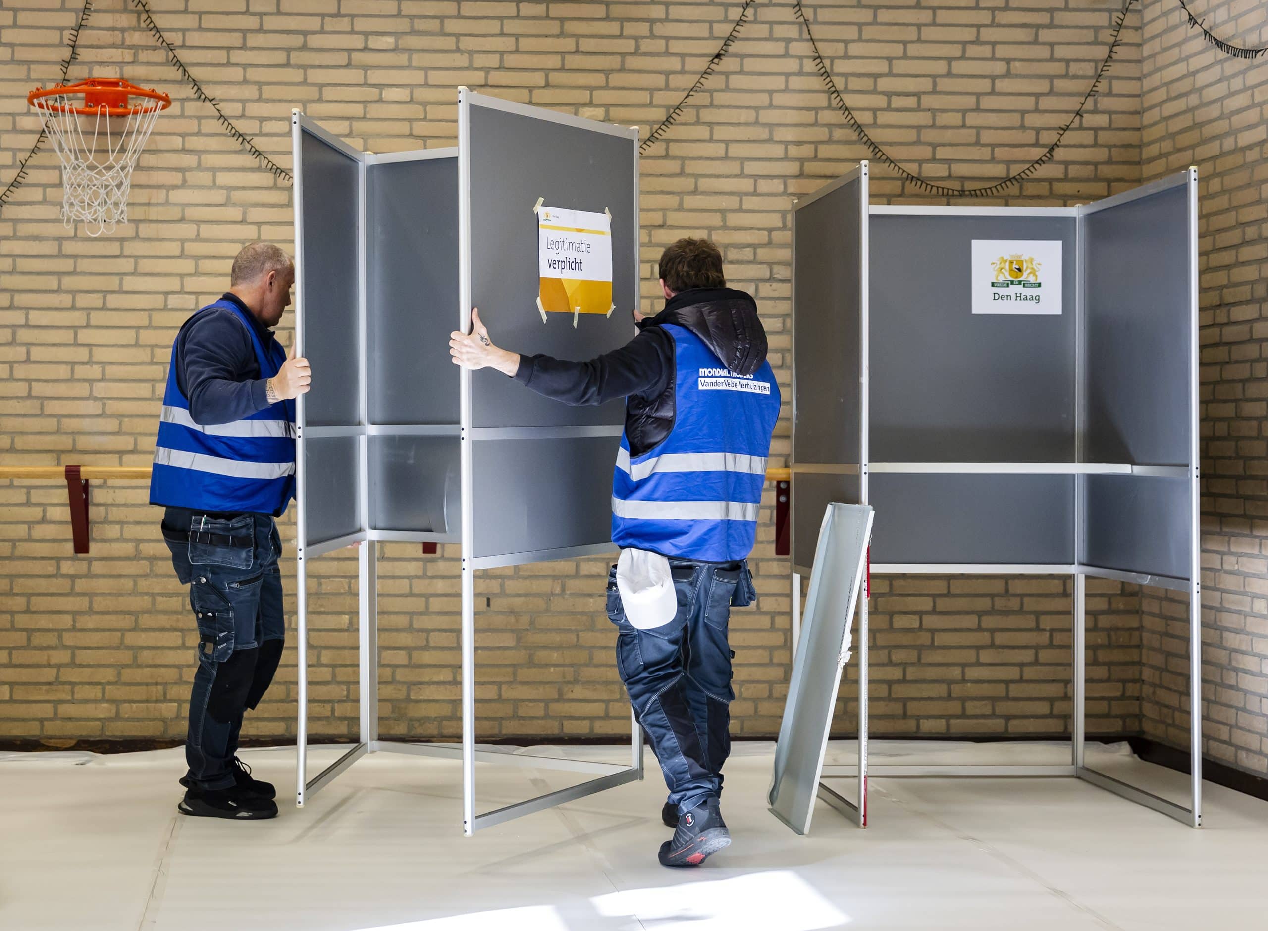 Opbouw Stembureau In Den Haag (afbeelding column over Oranjes tijdens stemmen van Rick Evers)
