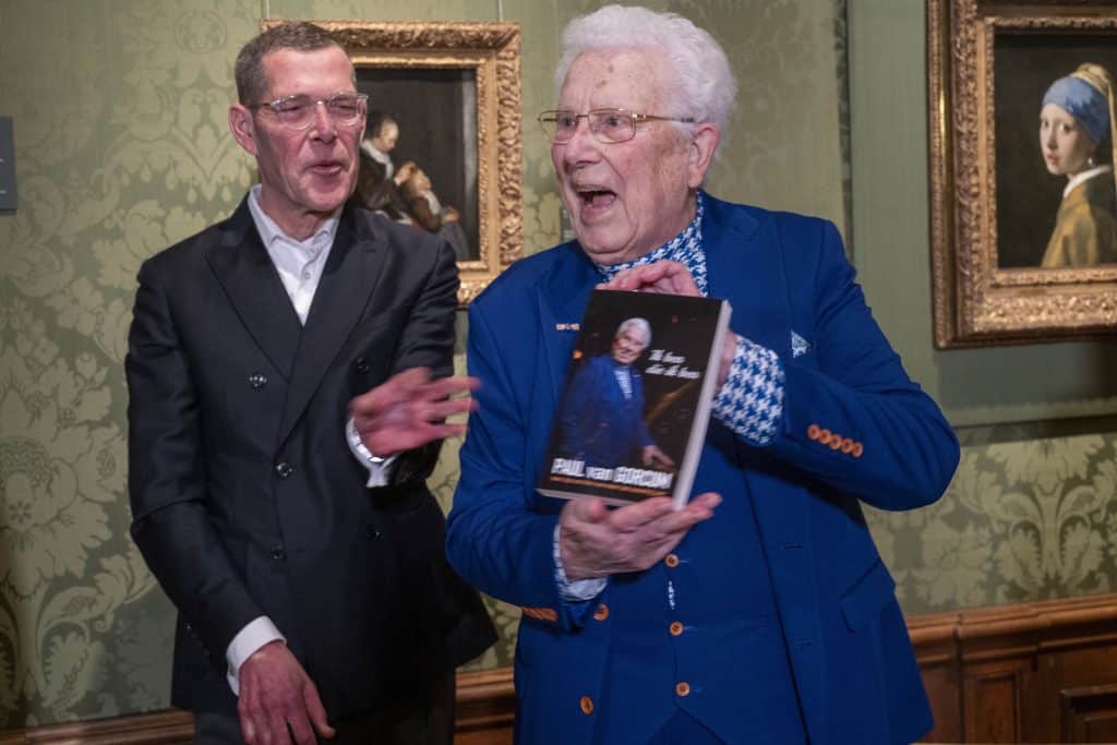 Acteur Paul Van Gorcum Ontvangt Zijn Biografie Op Zijn Verjaardag