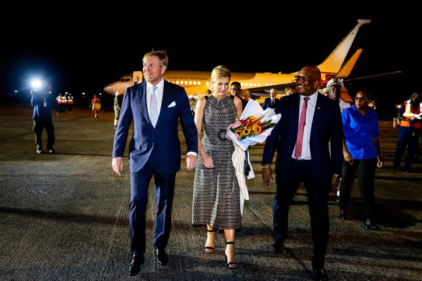 Koning En Koningin Arriveren Op Johan Adolf Pengel Airport
