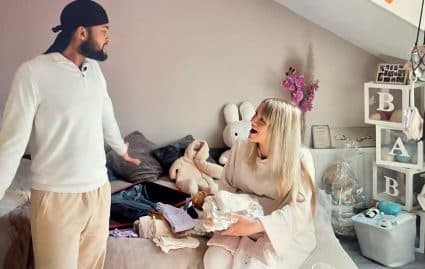 Vier Handen Op Een Buik Nomi