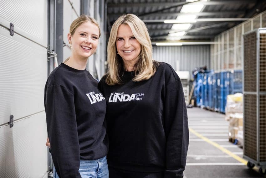 Linda De Mol En Dochter Noa Pakken Kerstpakketten In