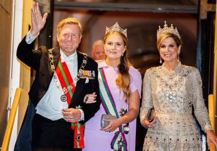 Koningspaar En Amalia Verlaten Koninklijk Paleis Amsterdam