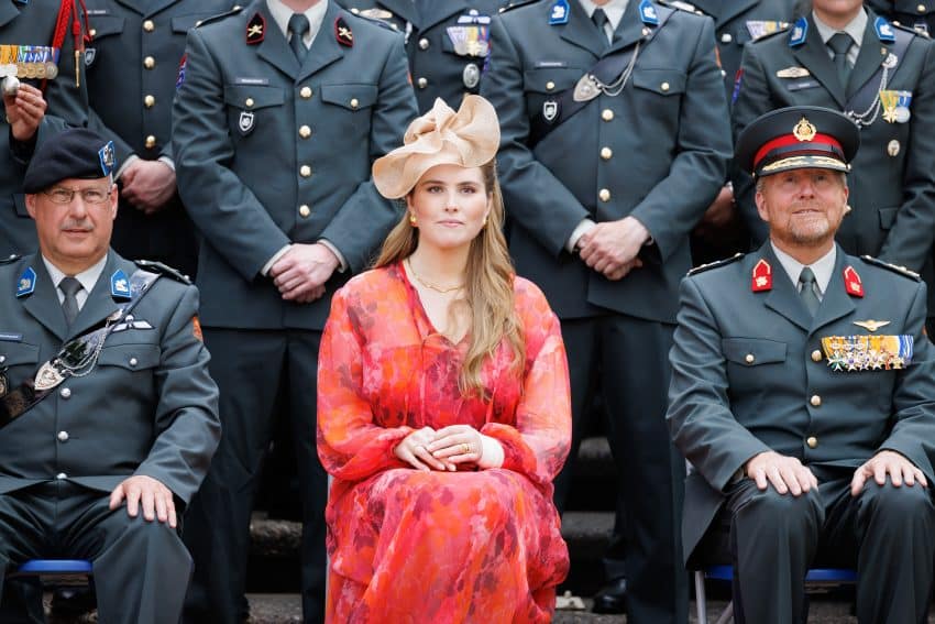 Koning Reikt Standaard Uit Aan Regiment Huzaren Prinses Catharina Amalia