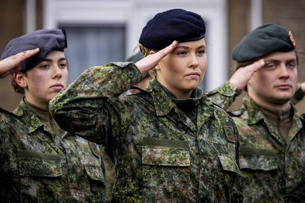 Prinses Amalia Krijgt Baret Uitgereikt Bij Defensie