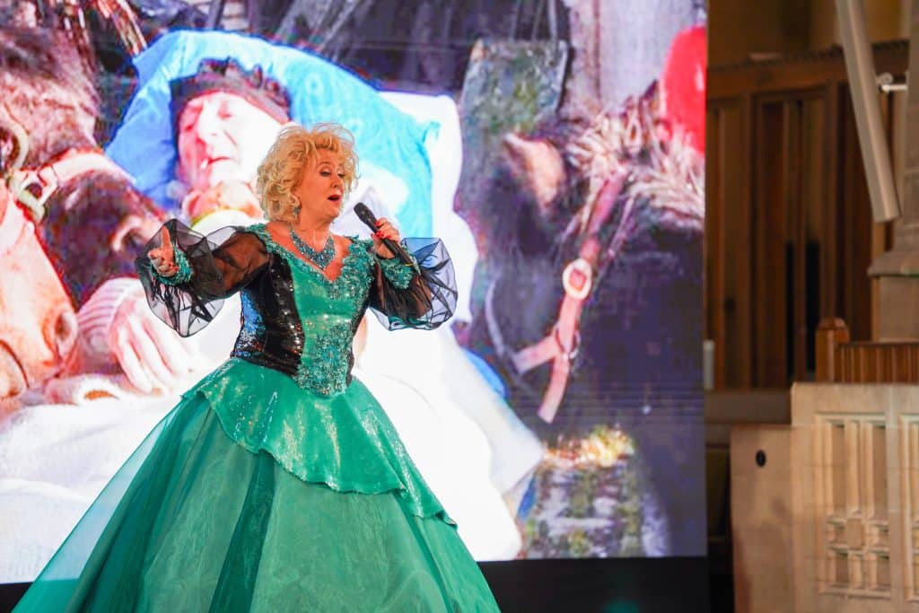 Zangeres Karin Bloemen Tijdens Een Optreden Bij Stichting Ambulance Wens