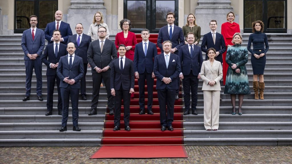 Kabinet Jetten Op Bordes Met Koning