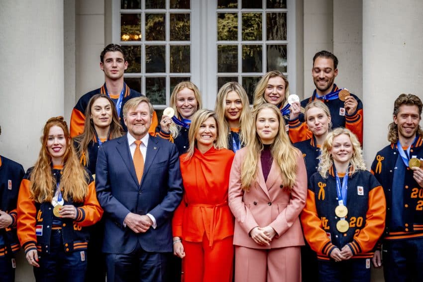 Koning Willem-Alexander, Koningin Máxima en de Prinses van Oranje amalia ontvangen de Nederlandse medaillewinnaars van de Olympische Winterspelen (met Jutta Leerdam)