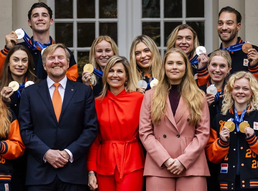 Koningspaar En Prinses Amalia Poseren Voor Groepsfoto Met Olympiërs
