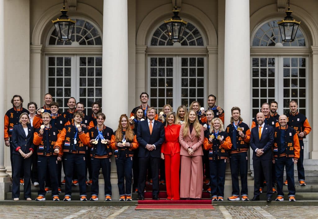 Koningspaar En Prinses Amalia Poseren Voor Groepsfoto Met Olympiërs