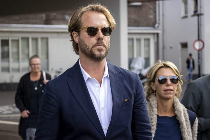 Thijs Romer verlaat samen met zijn advocate Wikke Monster (R) de rechtbank in 2023