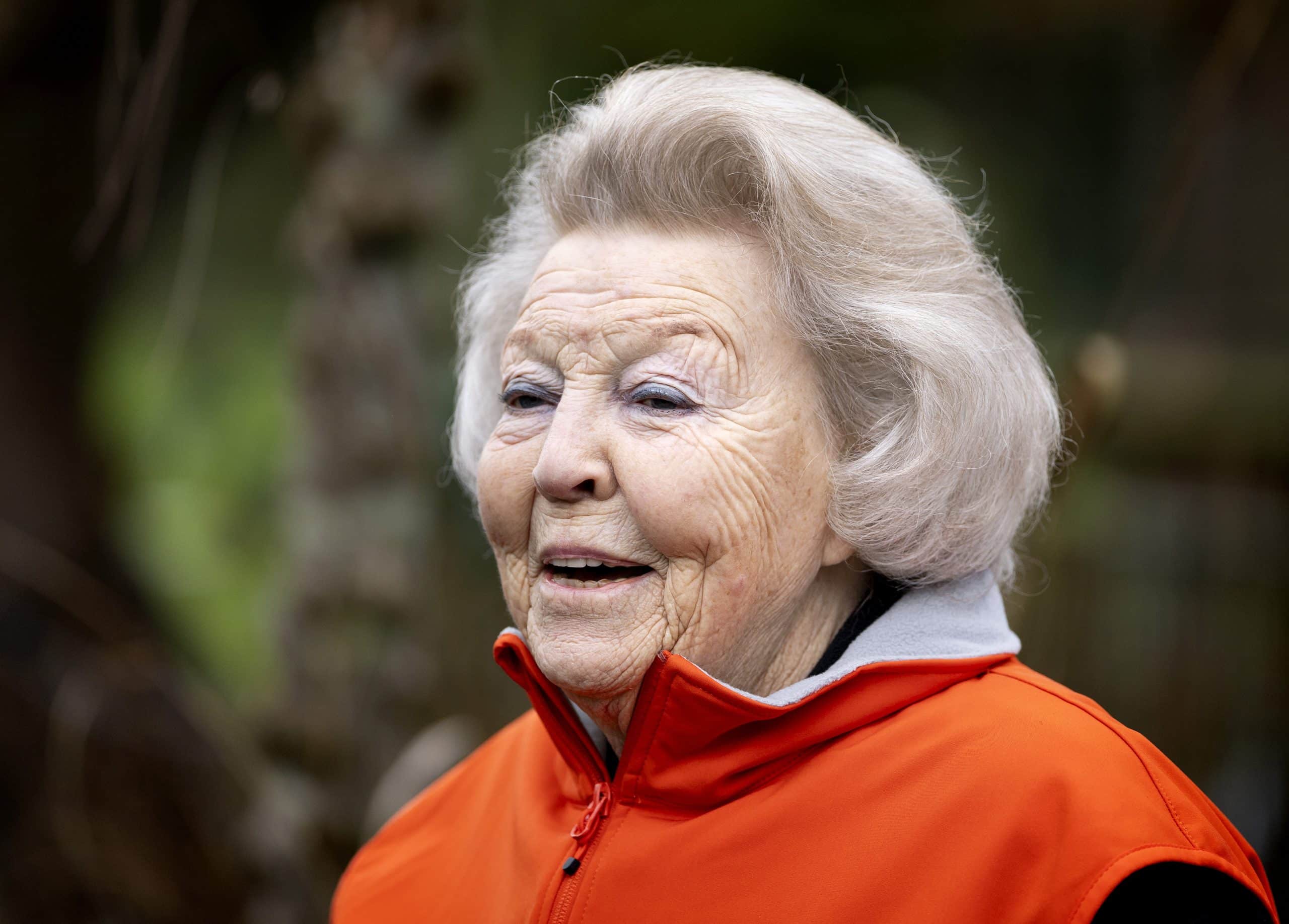 Prinses Beatrix Helpt Op Kinderboerderij Voor Nldoet
