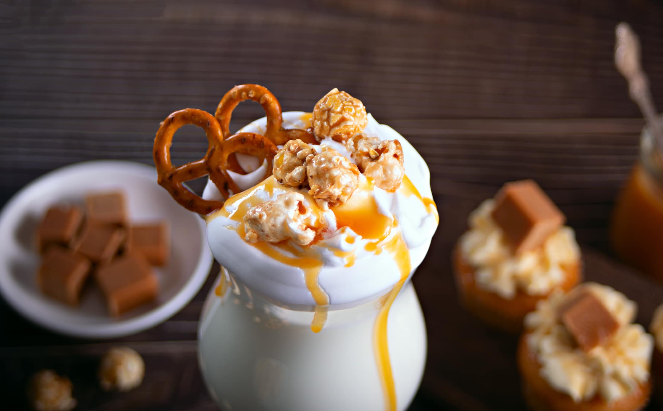 Vanille-karamelmilkshake met karamelpopcorn