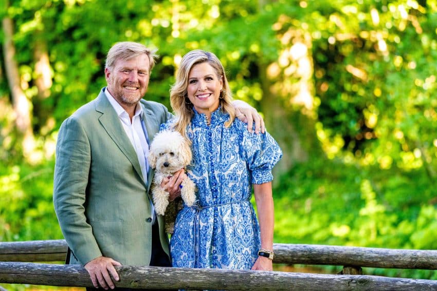Koning Willem-Alexander, koningin Máxima en hond Mambo ANP