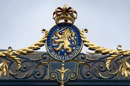 Rijkswapen met leeuw, zwaard en kroon op het hek van Paleis Noordeinde. ANP