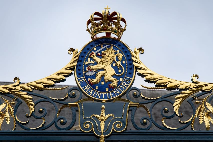 Rijkswapen met leeuw, zwaard en kroon op het hek van Paleis Noordeinde. ANP