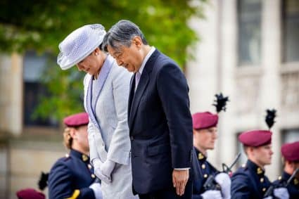 Japanse keizer Naruhito en keizerin Masako leggen krans bij Monument op de Dam