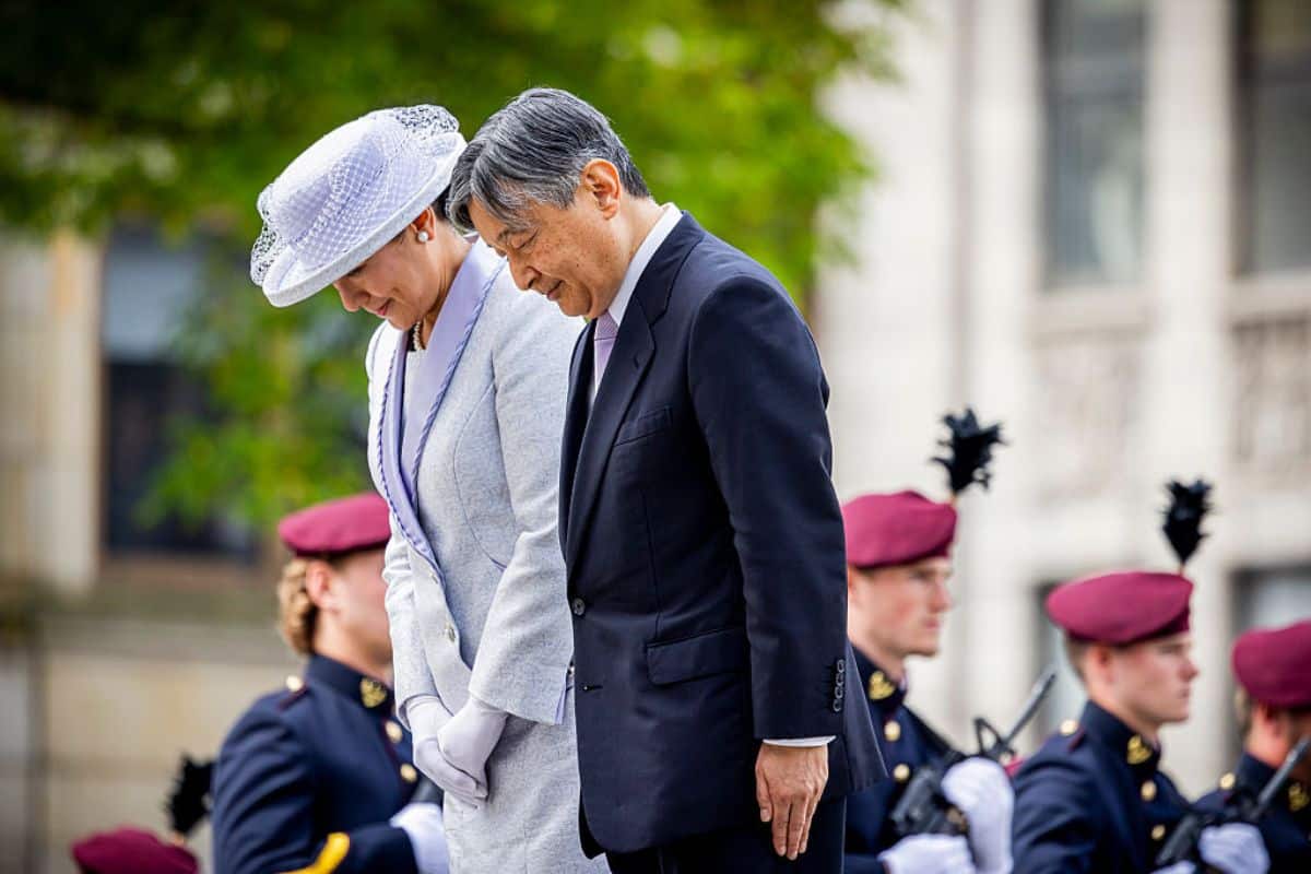 Japanse keizer Naruhito en keizerin Masako leggen krans bij Monument op de Dam