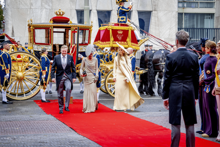 Koning Willem-Alexander, koningin Máxima en prinses Amalia stappen uit de glazen koets ANP