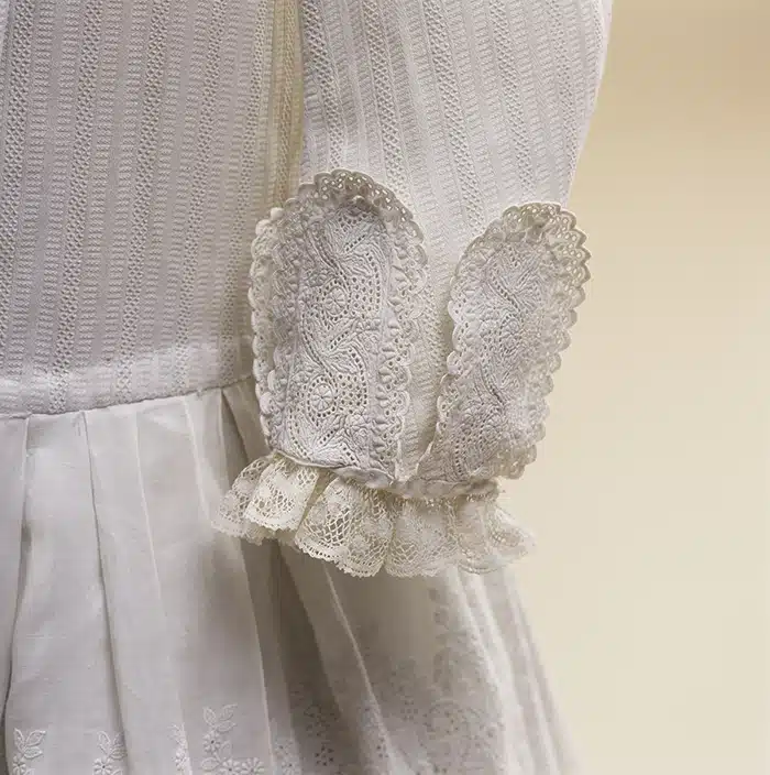 14102026 Wee Detailfoto Van Wit Katoenen Kinderjurkjes Van Prinses Wilhelmina
