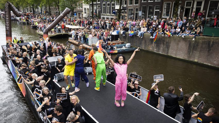 Canal Parade Tijdens Eerste Tweeweekse Queer & Pride
