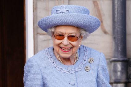 Queen Attends Reddendo Parade